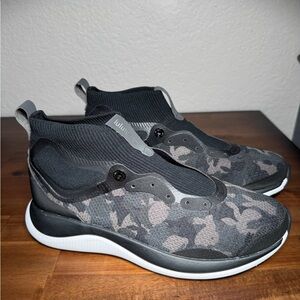 Lululemon New Year Chargefeel Mid Womens Workout Shoe SZ 8 *Missing Shoe Laces*